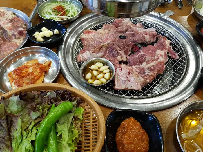 숯불 위에 구워지고 있는 돼지갈비