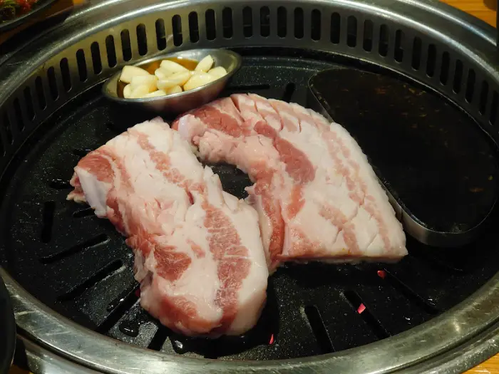 초벌구이 직전의 삼겹살