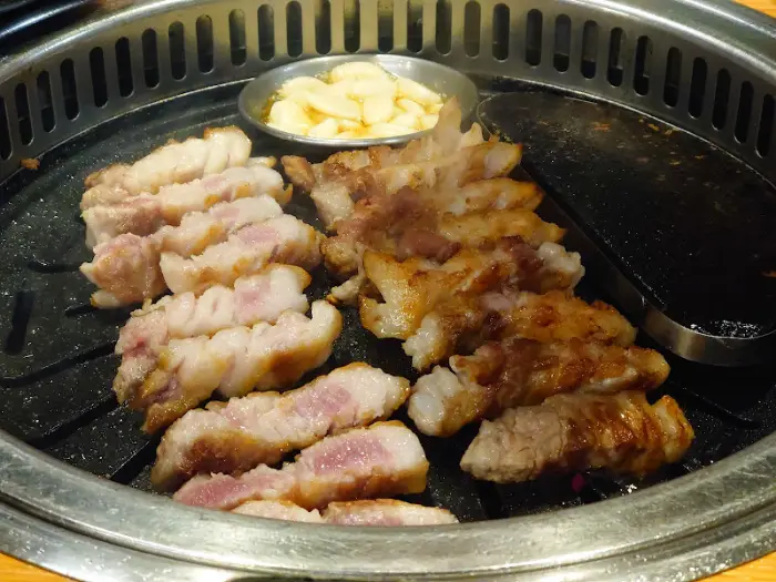 노릇하게 구워지는 삼겹살