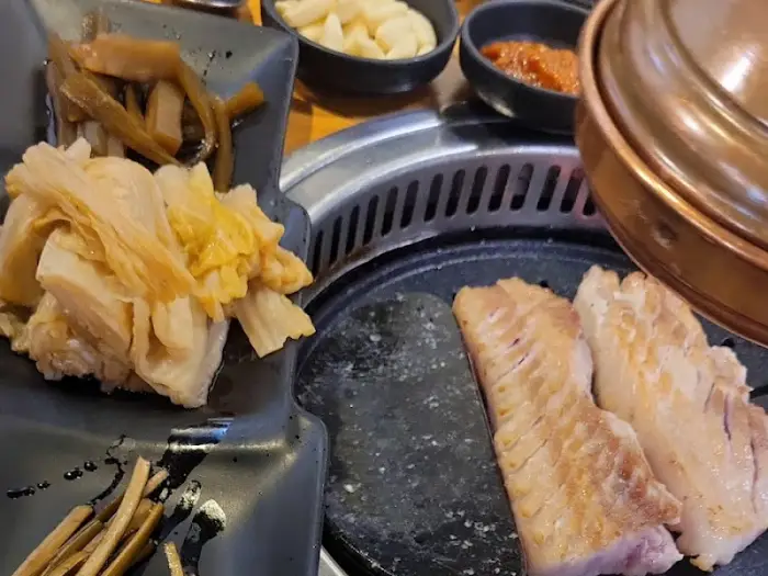 다양한 밑반찬과 갓 구워진 고기