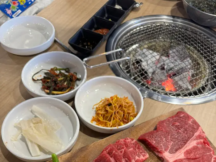 테이블 세팅과 신선한 고기