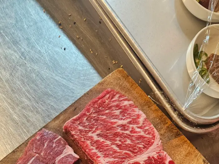 선명한 마블링을 자랑하는 생고기