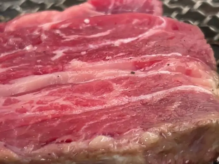 두툼하고 신선한 생고기 단면