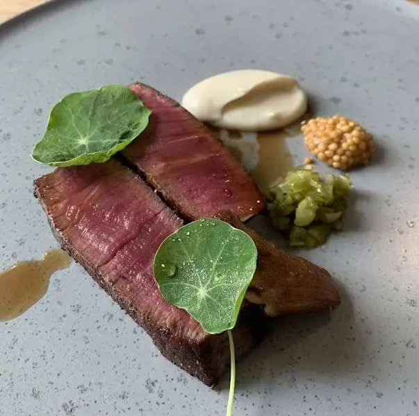 플레이팅된 붉은 소고기와 곁들임 소스, 잎채소