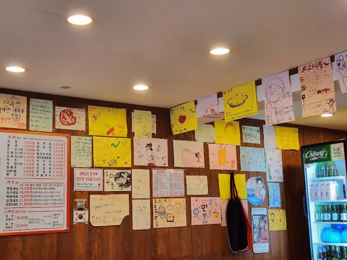 매장 벽면에 붙은 다양한 그림과 메모들