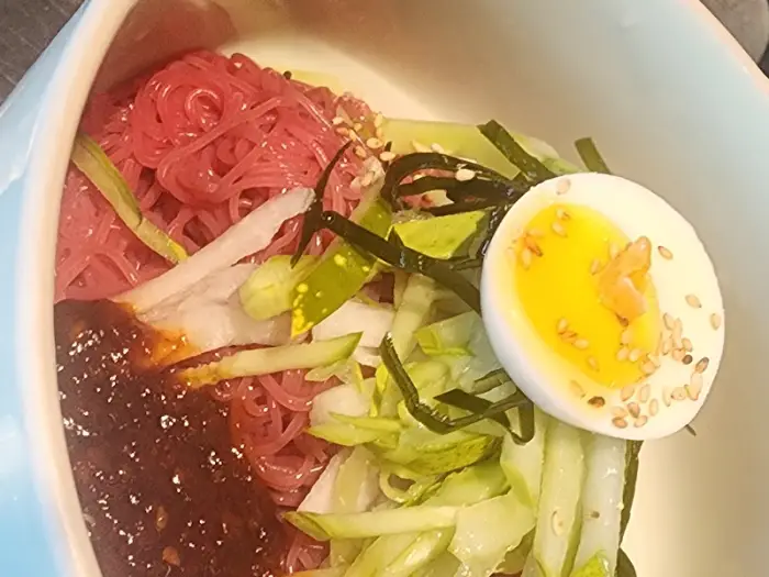 핑크빛 비빔면과 고명