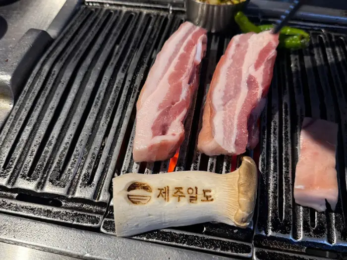 버섯과 함께 구워지는 흑돼지