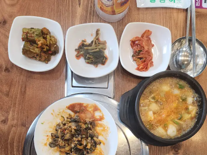 김치와 나물 반찬, 그리고 된장찌개 모습