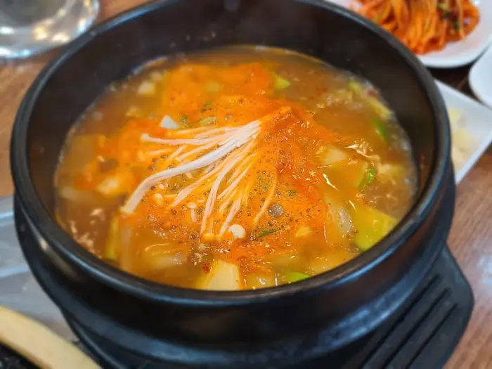 다양한 나물과 반찬이 담긴 뷔페식 코너 모습