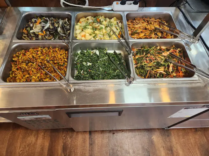 다양한 종류의 나물 반찬들이 담겨 있는 대형 찬통 모습