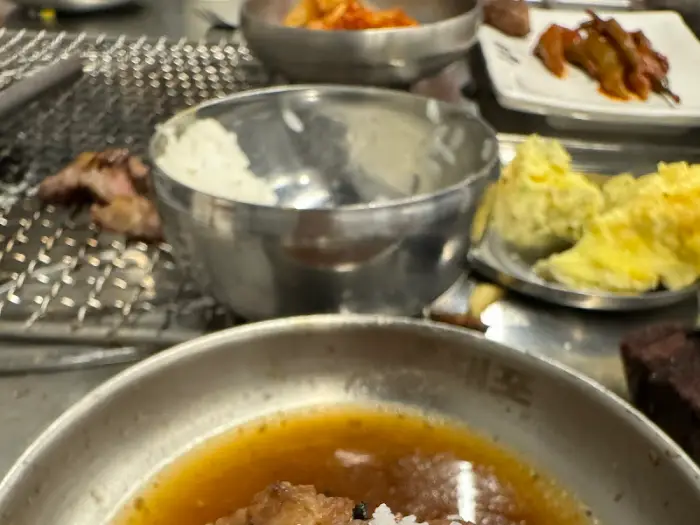 다양한 밑반찬과 밥