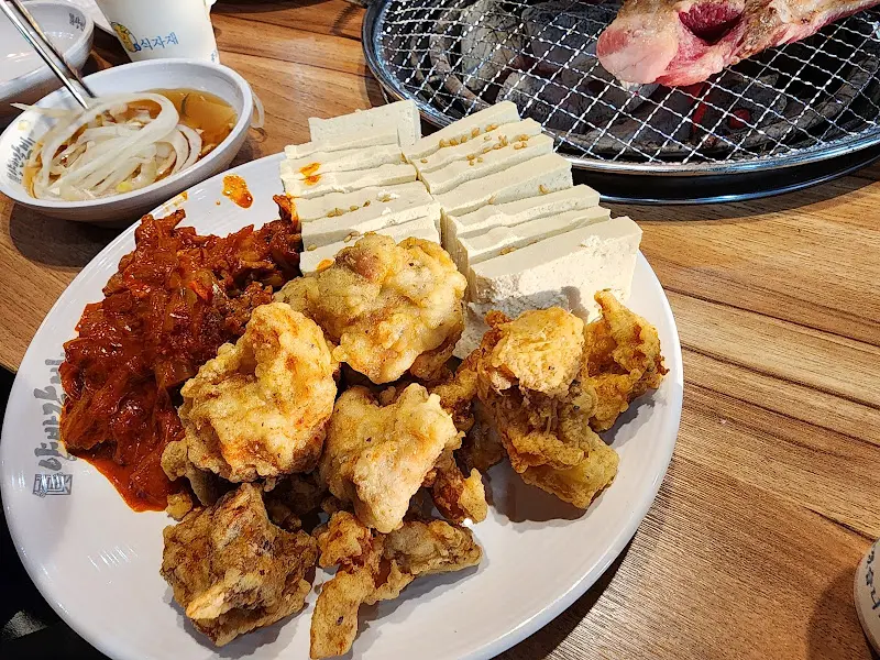 잘 익은 고기와 푸짐한 반찬 한 상