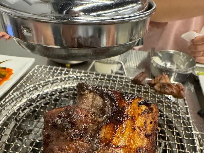 숯불 위에서 구워지는 소갈비살