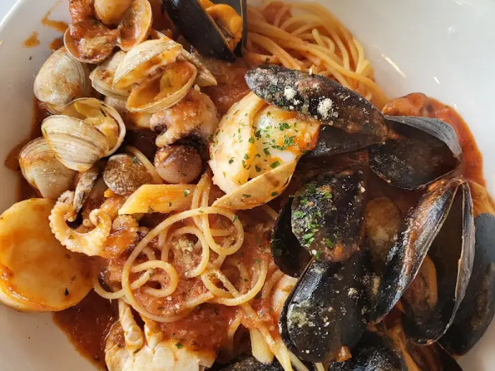 다양한 해산물이 푸짐하게 담긴 파스타