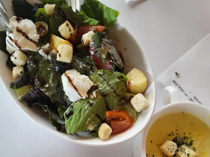 신선한 채소와 치즈가 어우러진 샐러드