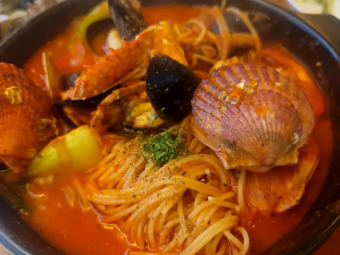 다양한 해산물이 듬뿍 담긴 매콤한 파스타