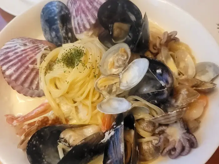 크림 소스 베이스의 해산물 파스타