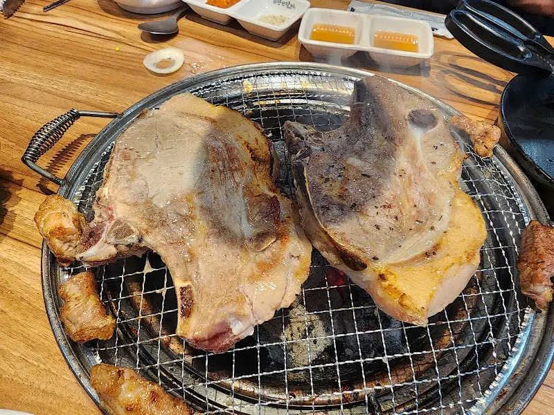 숯불 위에서 맛있게 익어가는 등심