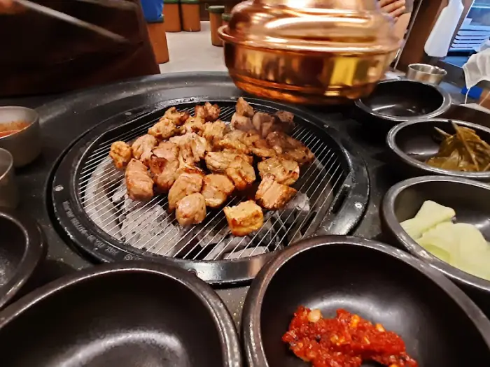 불판 위에서 구워지는 고기