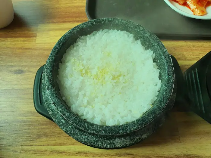 따뜻한 김이 피어오르는 돌솥밥