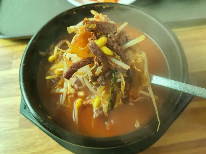 푸짐한 소고기와 콩나물이 들어간 한우해장국
