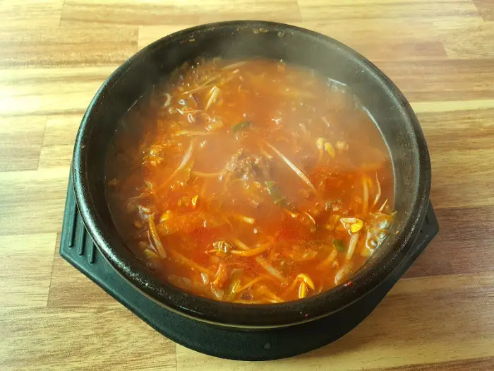 한우해장국의 붉은 국물과 내용물