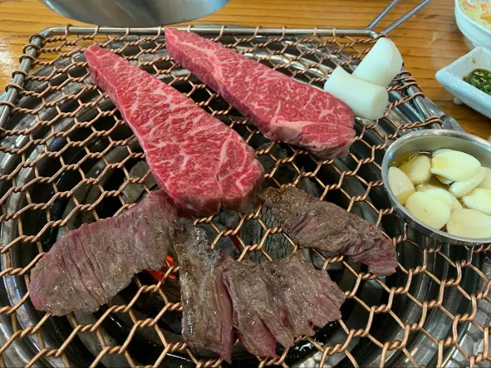 정육점에서 판매하는 신선한 소고기