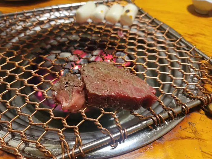 숯불 위에서 구워지는 소고기