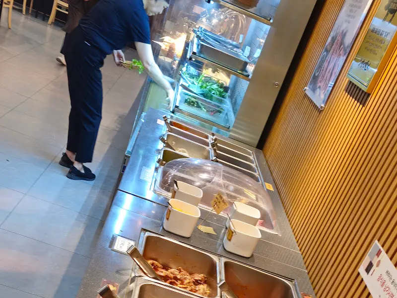 깔끔하게 정돈된 셀프바