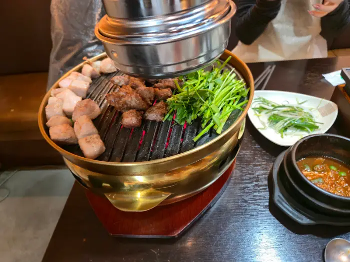 고기와 채소 굽는 모습