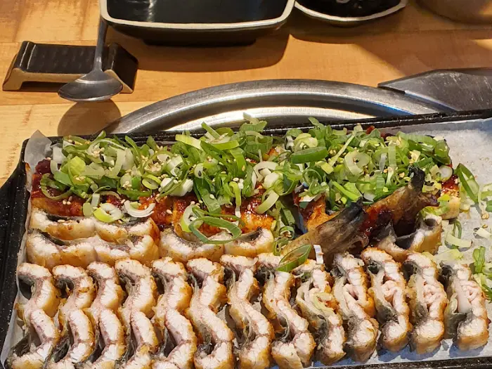 장어구이 위에 풍성하게 올라간 파채