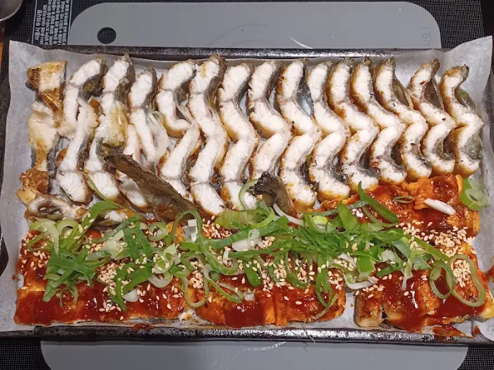 양념된 장어구이와 담백한 장어구이