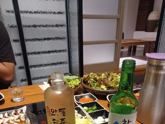 다양한 안동소주 병과 곁들임 반찬