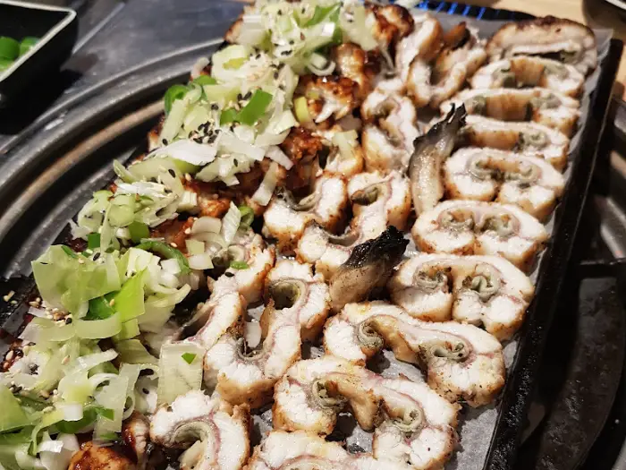 접시에 담긴 장어구이 클로즈업