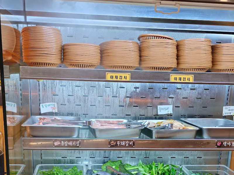 셀프바에 준비된 다양한 고기들