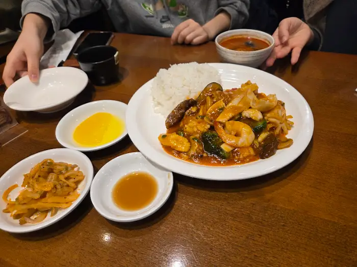 식전에 제공된 따뜻한 호박죽과 곁들임 반찬