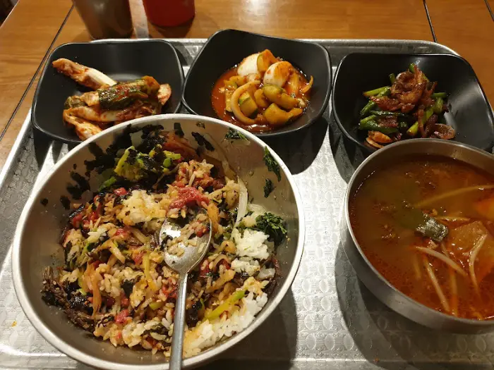 육회비빔밥과 곁들임 반찬