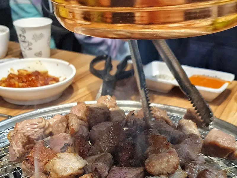 숯불 위에서 익어가는 고기