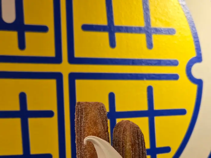 매장 로고와 츄러스