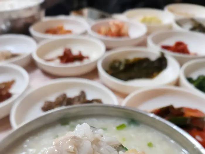 백합죽 클로즈업 사진. 백합살이 많이 들어있습니다.