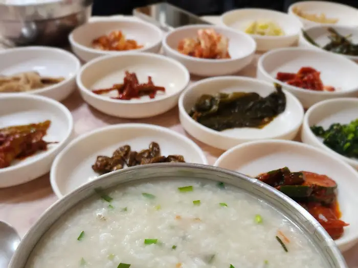 다양한 반찬들의 모습. 족발도 보입니다.