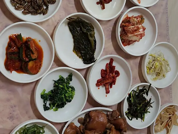 다양한 반찬들의 모습. 족발도 보입니다.