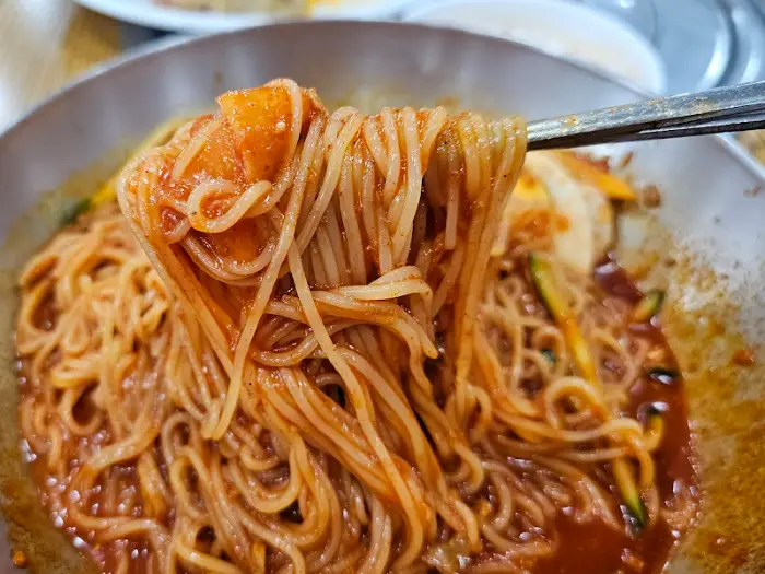 먹음직스러운 물비빔면