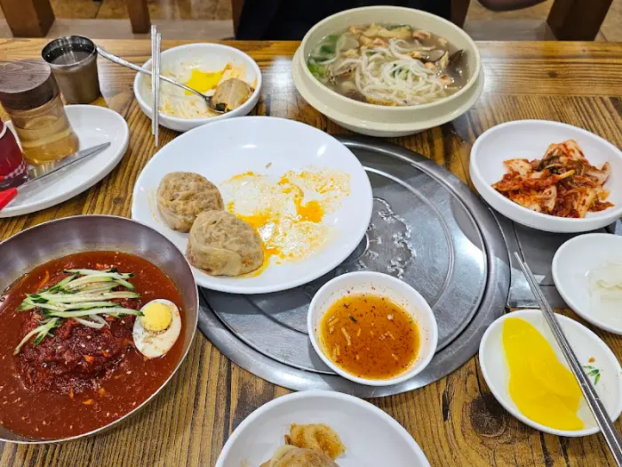 테이블에 차려진 다양한 음식들