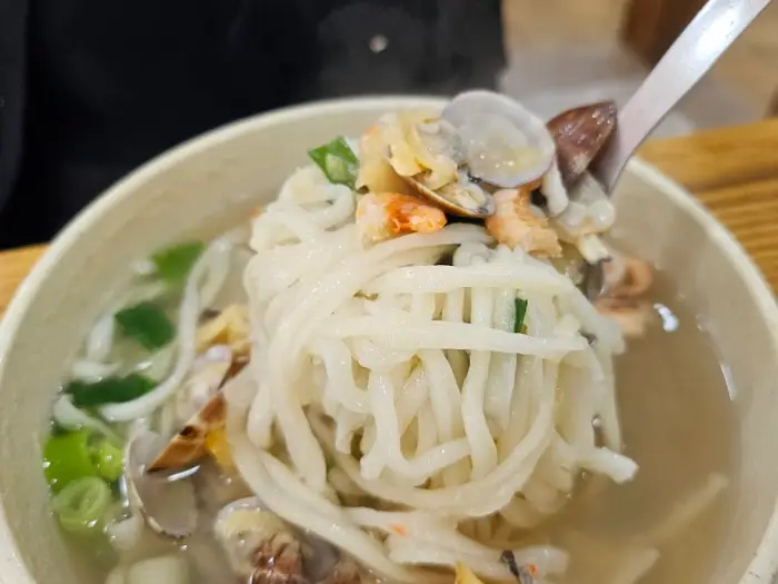 칼국수 면발과 해물 건더기