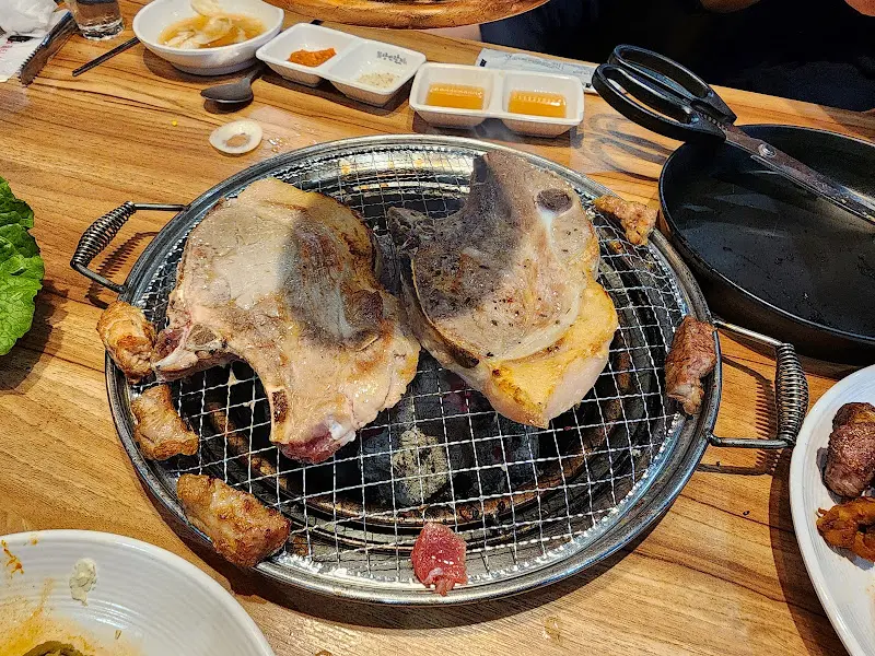 숯불 위에서 익어가는 고기