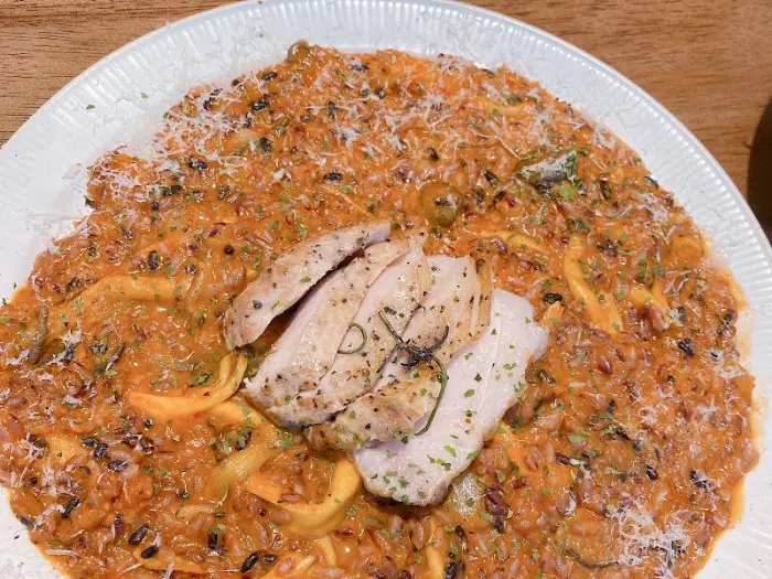 붉은 소스의 파스타 또는 리조또