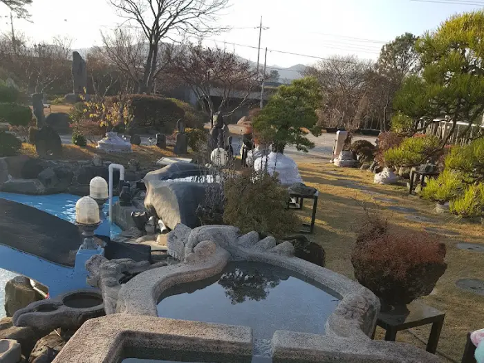 정원의 연못과 조형물들