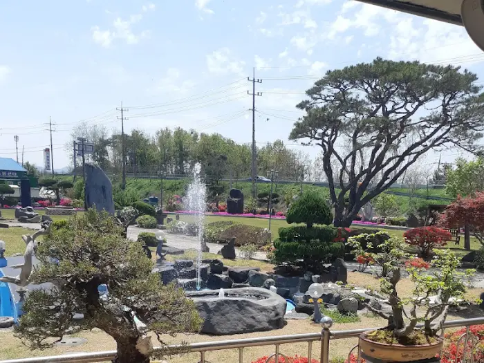 정원의 전체적인 모습과 분수