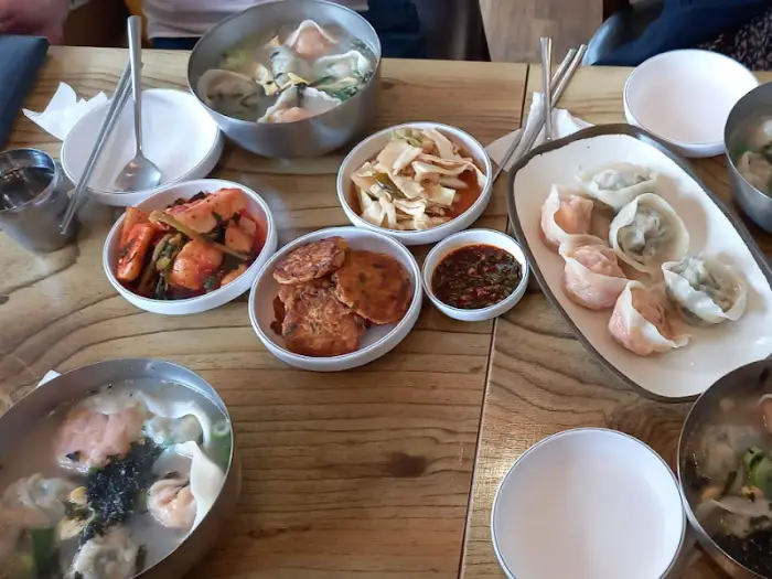 다양한 반찬과 만두 모습